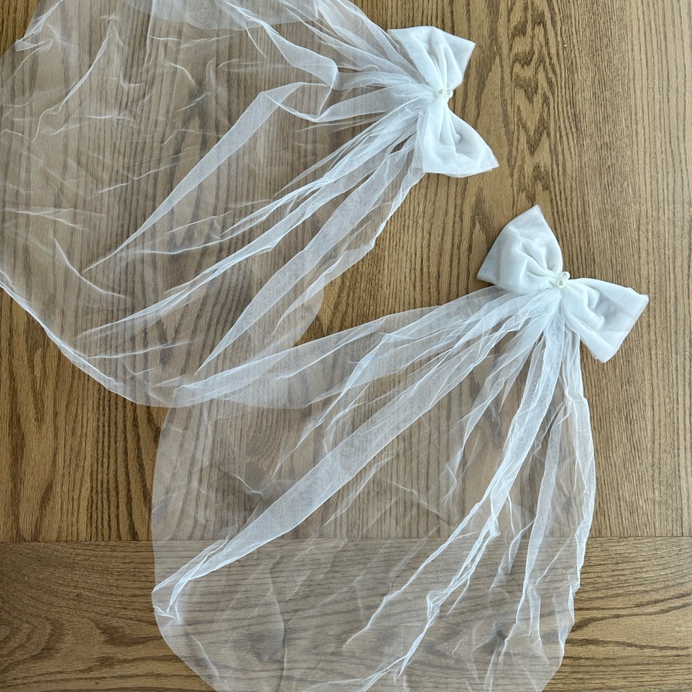 Elegant White bridal Bows with Veil cap sleeves